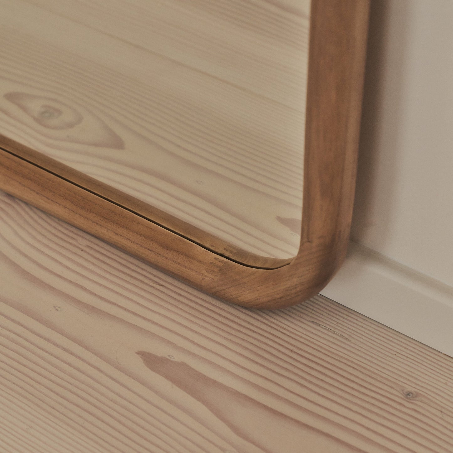 Milene – Grande Espelho Curvo em Madeira Quente, 190 cm x 100 cm, do Chão ao Teto