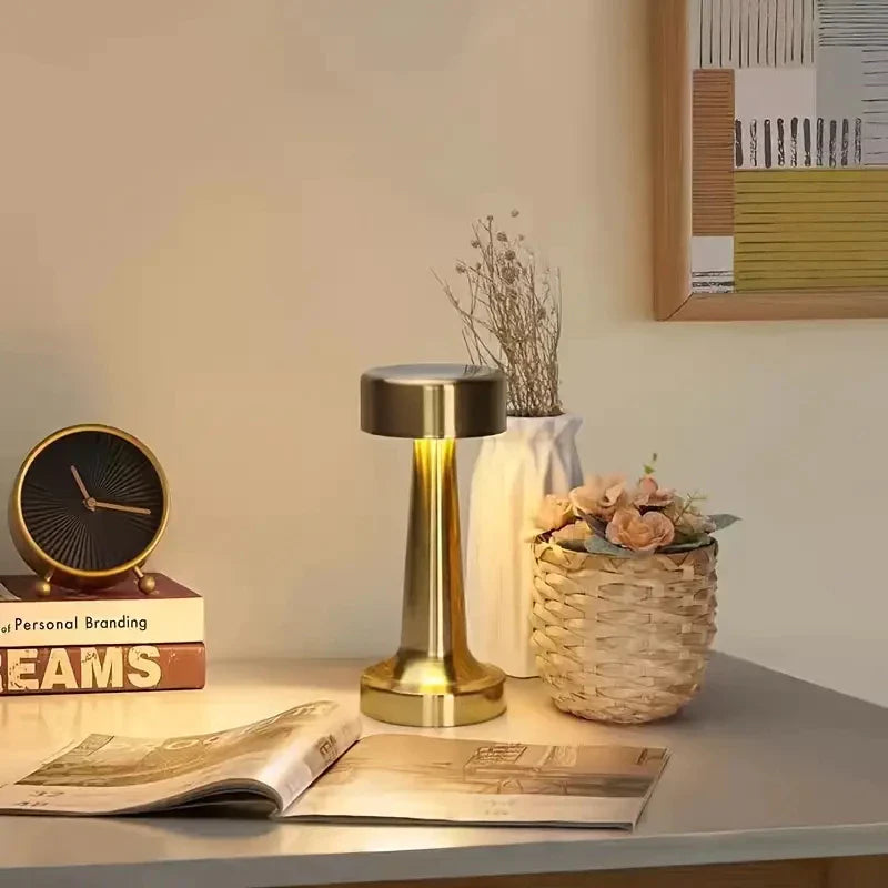 Candeeiro de Mesa em Metal Dourado Sem Fio