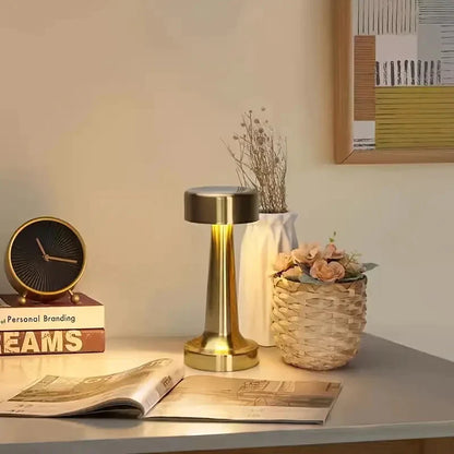 Candeeiro de Mesa em Metal Dourado Sem Fio