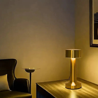 Candeeiro de Mesa em Metal Dourado Sem Fio